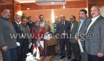 رئيس الجامعة ونائب الدراسات العليا يسلمون شهادات دورة