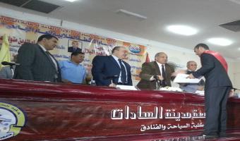 رئيس الجامعة يكرم الطلاب الفائزين بالانشطة الطلابية للعام الجامعى 2013-2014