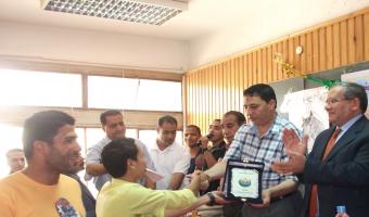 عميد كلية التربية الرياضية يكرم طلاب الكلية في حفل ختام الانشطة الطلابية للعام الجامعي 2013- 2014