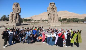 طلاب الإرشاد السياحي بكلية السياحة والفنادق جامعة مدينة السادات يشهدون تعامد الشمس على وجه رمسيس الثاني