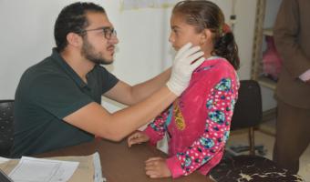 الكشف على 210 حالة مختلفة خلال قافلة خدمة المجتمع الطبية بقرية عدنان المدني