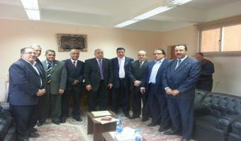 رئيس الجامعة يسلم التابلت لاوائل الطلاب بكلية التربية