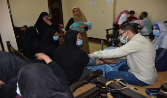 قطاع خدمة المجتمع وتنمية البيئة يواصل قوافل حياة كريمة بقرية دنشواي