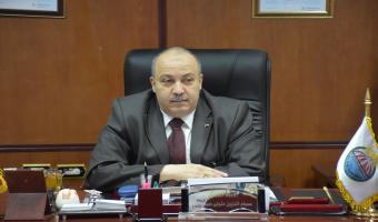 السيد الاستاذ الدكتور عصام الدين متولي القائم بعمل رئيس جامعة مدينة السادات يكرم الحاصلين علي دورة الــ (Mini-M.B.A)