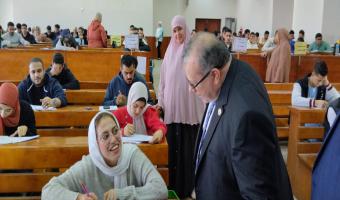 نائب رئيس جامعة مدينة السادات لشئون التعليم والطلاب يتفقد امتحانات الترم الأول بكلية التجارة
