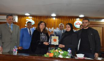 رئيس الجامعة تشارك في حفل تأبين مدير عام المكتبات