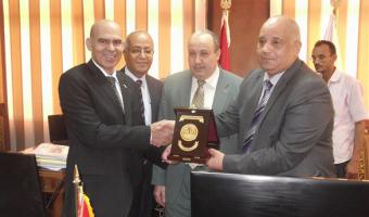 مجلس الجامعة يكرم الاستاذ الدكتور عبد الهادى عشري عميد كلية الحقوق