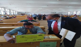 نائب رئيس الجامعة يواصل تفقده لإمتحانات الفرق النهائية بكلية التجارة والتربية
