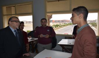 نائب رئيس الجامعة يتفقد فعاليات المهرجان الثالث لأسر كليات الجامعة