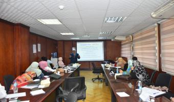 مدير مركز تنمية الموارد البشرية وأعضاء هيئة التدريس والقيادات يعلن عن استمرار دورة