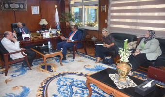 رئيس الجامعة يستقبل نائب رئيس جامعة كارديف متروبولتين لمناقشة أوجه التعاون بين الطرفين