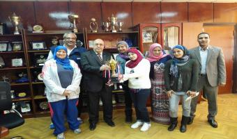 تكريم فريق كرة اليد للطالبات الحاصل على المركز الثانى بدورة التميز