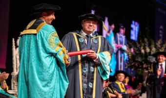 رئيس جامعة مدينة السادات تهنئ وزير التعليم العالي لمنحه الدكتوراه الفخرية من جامعة إيست لندن.