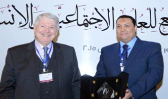 فوز الدكتور مصطفى مكاوي  بالجائزة العربية للعلوم الاجتماعية والانسانية للعام الأكاديمي 2014/2015