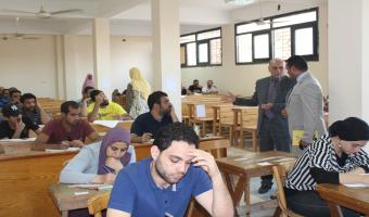 نائب رئيس الجامعة لشئون التعليم والطلاب والمشرف على كلية الحقوق يتفقد لجان امتحانات التخلفات بالكلية