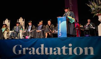 رئيس الجامعة تهنئ وزير التعليم العالي لمنحه الدكتوراه الفخرية من جامعة إيست لندن.