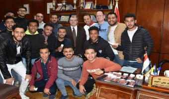 نائب رئيس جامعة مدينة السادات يكرم المركزين الأول والثاني لكرة القدم ضمن فعاليات الدورى الرياضى