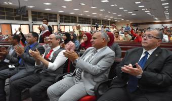 رئيس الجامعة يحضر  العرض المسرحي