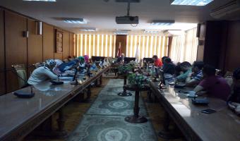 المدير التنفيذى للمعلومات بالجامعة يجتمع بمبرمجى مشروعات تطوير نظم وتكنولوجيا المعلومات