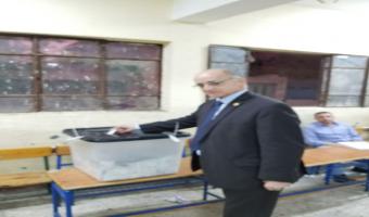 نائب رئيس جامعة مدينة السادات يدلى بصوته بالهرم ..الجيزة