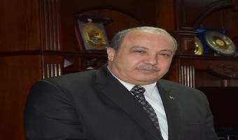 الأستاذ الدكتور  عصام الدين متولي يكرم الطلاب المتميزين فى النشاط الفني