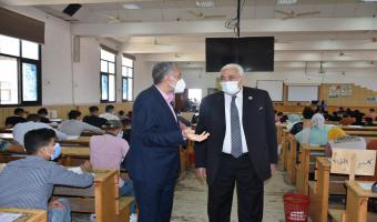 رئيس الجامعة يتفقد امتحانات الفصل الدراسي الثاني في زيارة مفاجئة