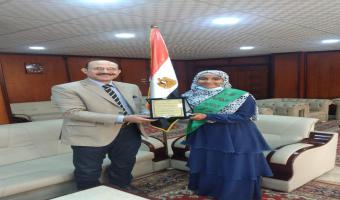 عميد التربية الرياضية يكرم الطالبة المثالية بالكلية لحفظها القرآن الكريم بأربع لغات مختلفة