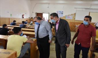 نائب رئيس الجامعة يتفقد إمتحانات الفرق النهائية بكلية التجارة