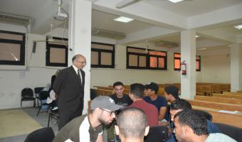 نائب رئيس الجامعة لشئون خدمة المجتمع وتنمية البيئة يتفقد دورات مركز التطوير المهني بكلية التجارة