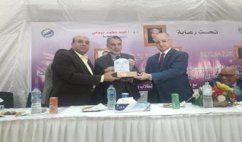 بالصور : نائب رئيس الجامعة لشئونخدمة المجتمع وتنمية البيئة بحفل تكريم طلاب وخريجي كلية التجارة