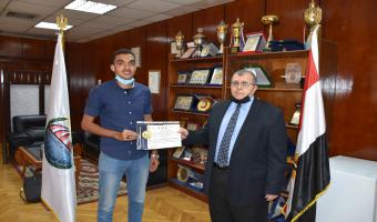 نائب رئيس الجامعة يُكرم المشاركين بالمؤتمر الشبابى بشرم الشيخ