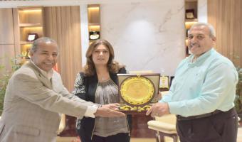 رئيس جامعة مدينة السادات تتسلم