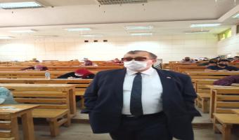 نائب رئيس الجامعة يواصل تفقده لإمتحانات الفرق النهائية بكليتي التجارة والتربية