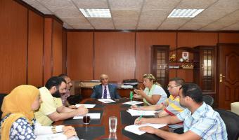 نائب رئيس الجامعة للدراسات العليا والبحوث يجتمع بفريق وحدة التعاون الدولي والعلاقات الخارجية