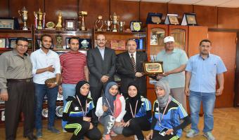 تكريم الطلاب الحاصلين على الميدالية الفضية فى البطولة العربية للمبارزين الجامعيين