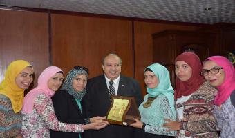 بالصور : رئيس الجامعة يكرم مرشدات جامعة مدينة السادات الحاصلات على المستوى الأول بأسبوع فتيات الجامعات المصرية بجامعة المنيا