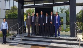 رئيس الجامعة يجتمع بمدير جهاز مشروعات الخدمة الوطنية لبحث الأمور الخاصة بالإنشاءات الجارية بالمجمع الجديد للجامعة