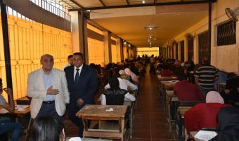 نائب رئيس الجامعة لشئون التعليم والطلاب يواصل متابعته لسير عملية الإمتحانات بكليات الجامعة