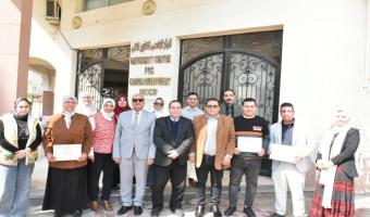 تسليم شهادات دورة التأهيل لاختبار التويفل (TOEFL) بمركز التطوير المهني بجامعة مدينة السادات