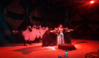 فريق كلية الحقوق يقدم مسرحيته